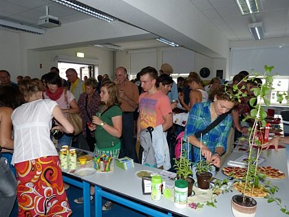 Unmittelbar nach dem Vortrag wurde das Buffet gestrmt. Neben Erotikbrot-Hppchen gab es Eis mit delikaten len sowie Bltter der Stevia-Pflanze zur Verkostung.