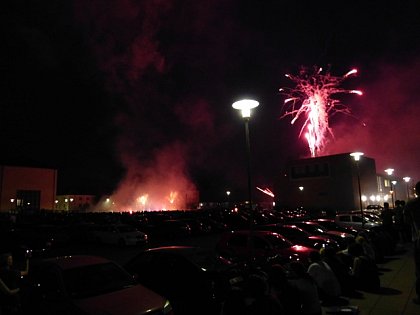 Zum krönenden Abschluss gab es schließlich ein selten schönes Feuerwerk, direkt vor unserem Institut.